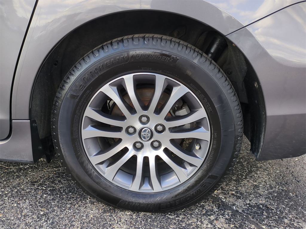 Thumbnail: 2018 Toyota Sienna - 8