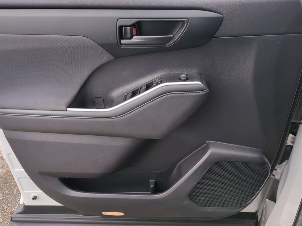 Thumbnail: 2023 Toyota Highlander - 34