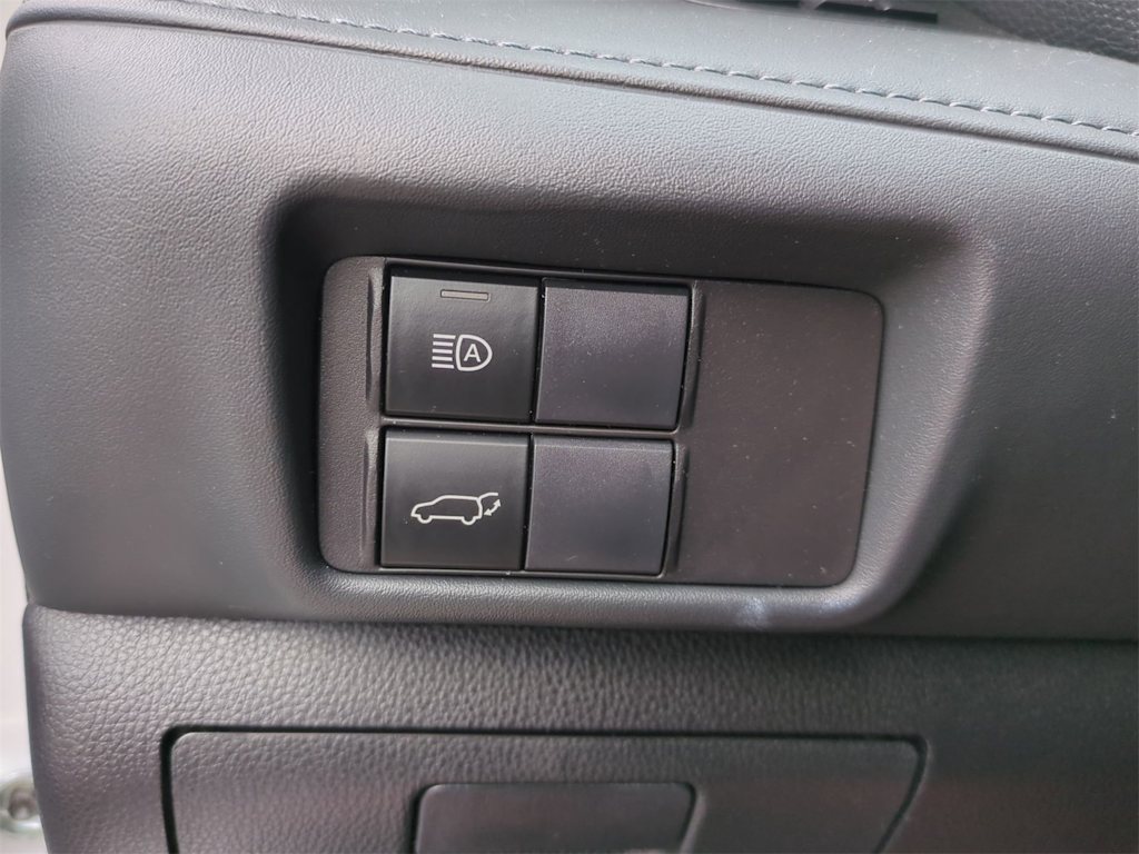 Thumbnail: 2023 Toyota Highlander - 32