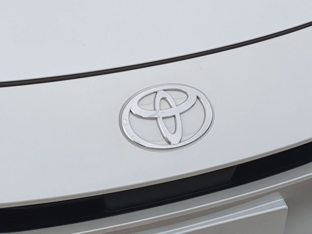 Thumbnail: 2026 Toyota Prius v - 6