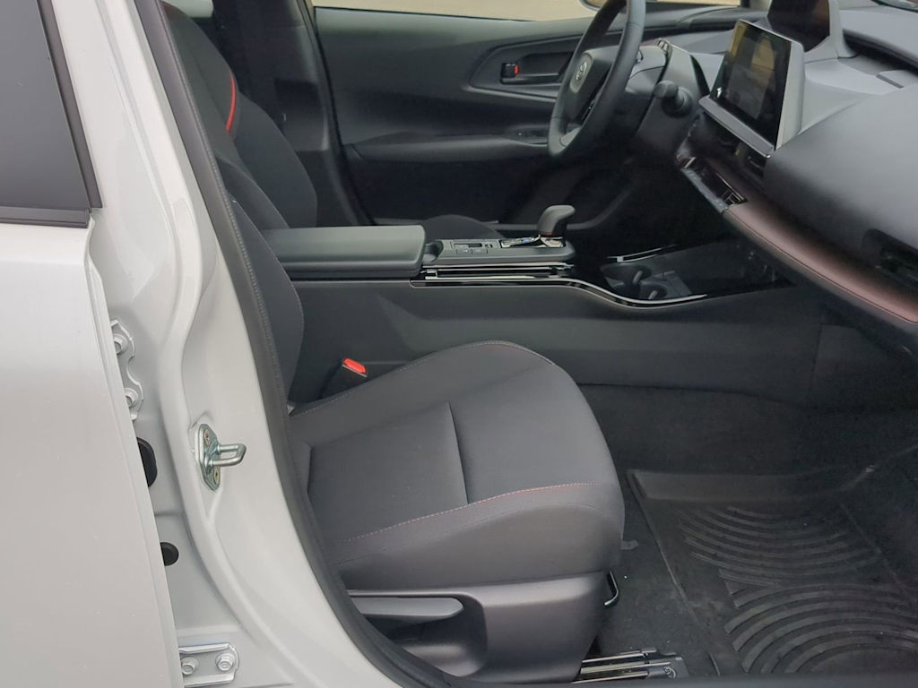 Thumbnail: 2026 Toyota Prius v - 10