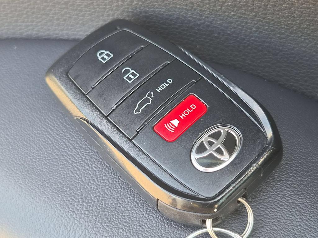 Thumbnail: 2026 Toyota Prius v - 17
