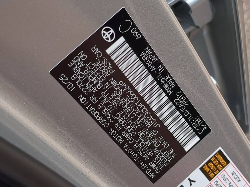 Thumbnail: 2026 Toyota Prius v - 17