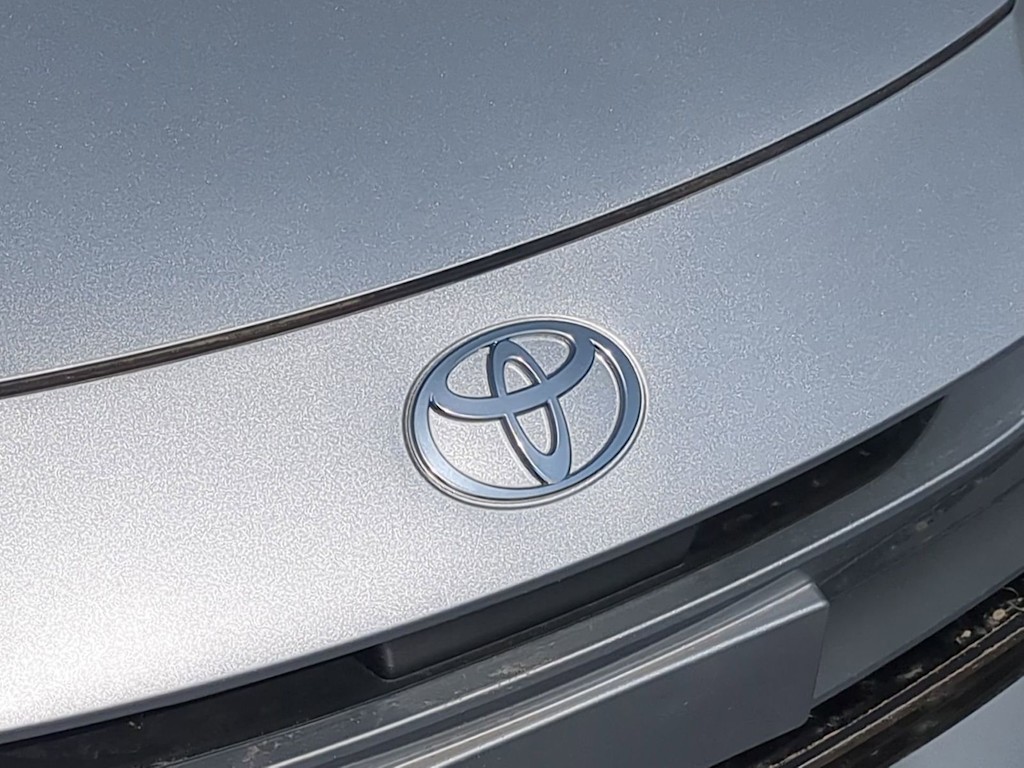 Thumbnail: 2026 Toyota Prius v - 6