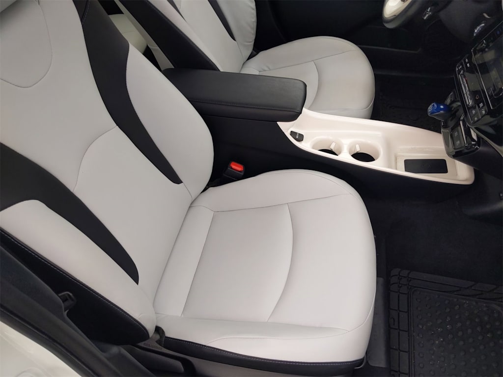 2017 Toyota Prius Four 29