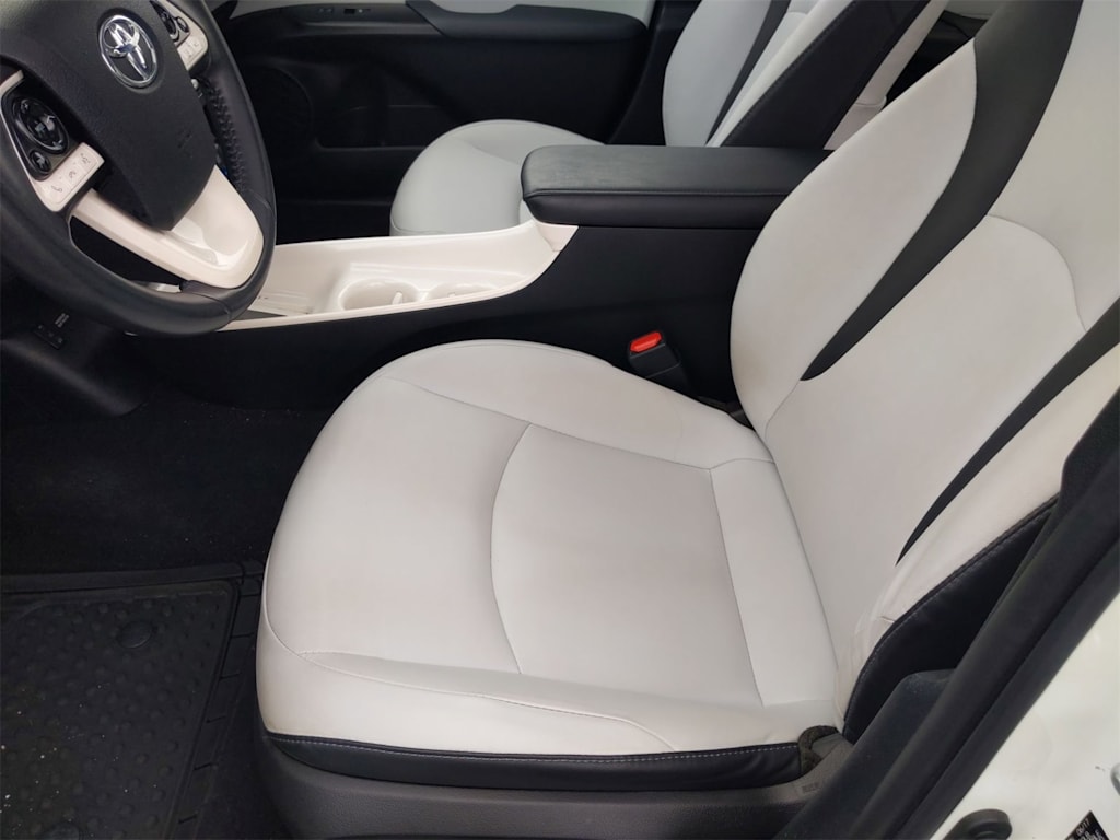 2017 Toyota Prius Four 10