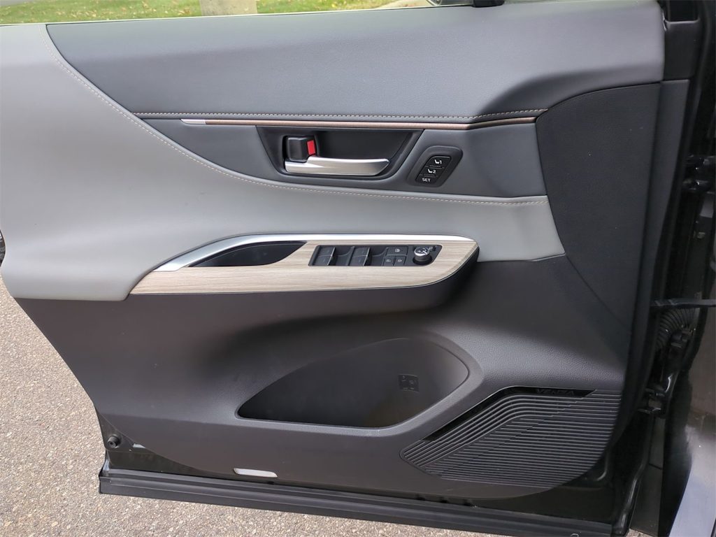 Thumbnail: 2022 Toyota Venza - 33