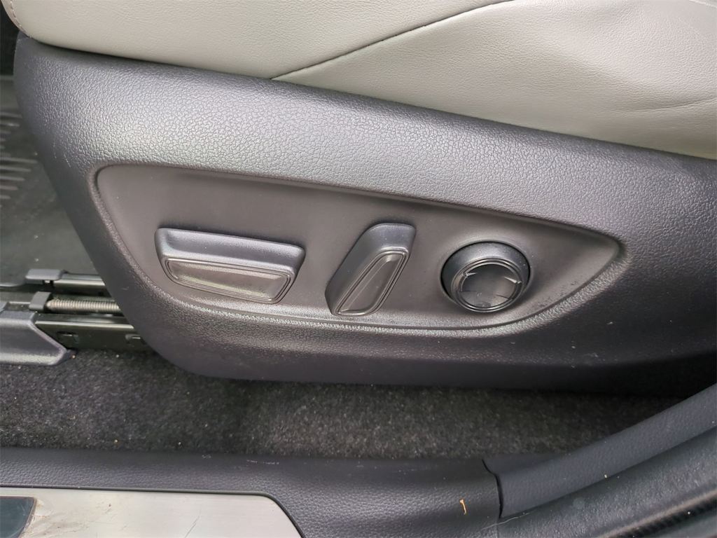 Thumbnail: 2022 Toyota Venza - 25