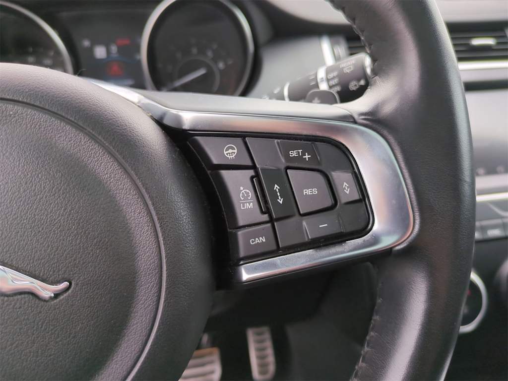 Thumbnail: 2018 Jaguar E-Pace - 28