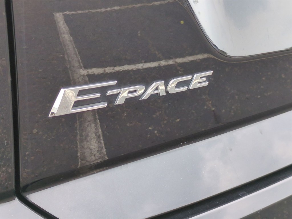 Thumbnail: 2018 Jaguar E-Pace - 23