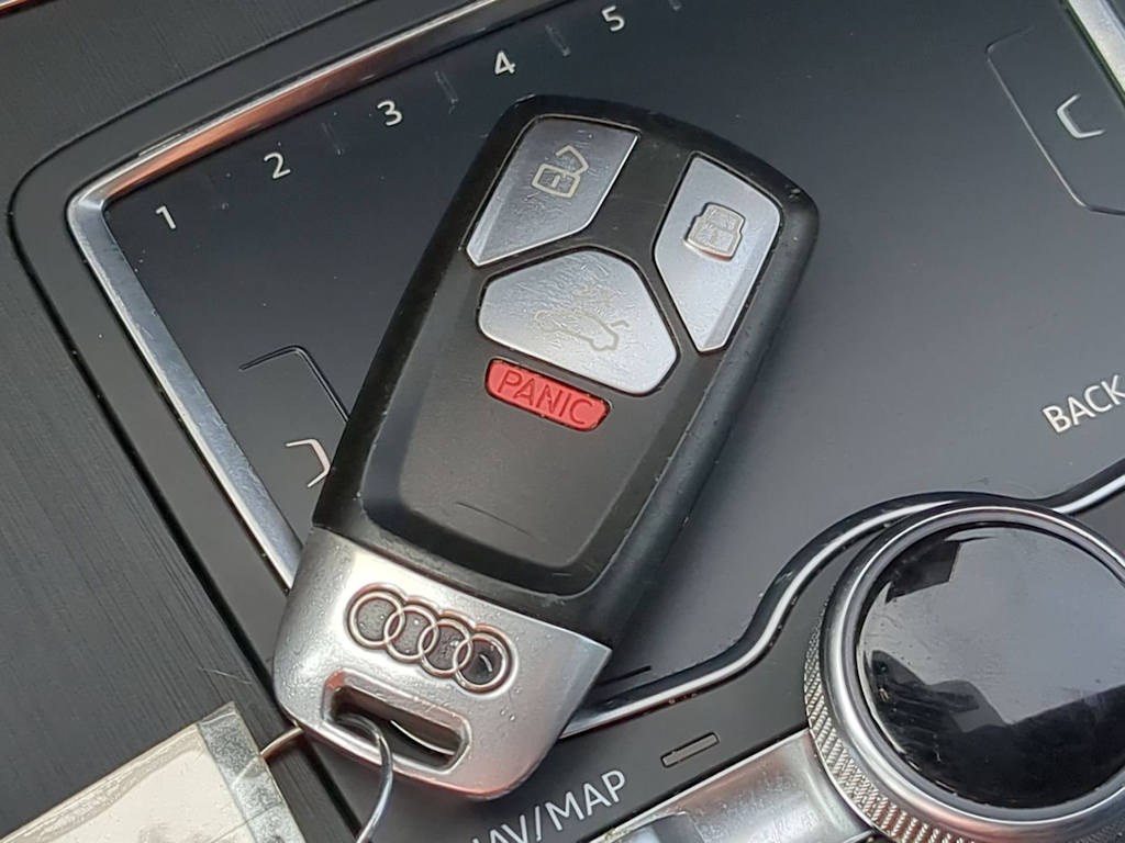 Thumbnail: 2020 Audi SQ5 - 35