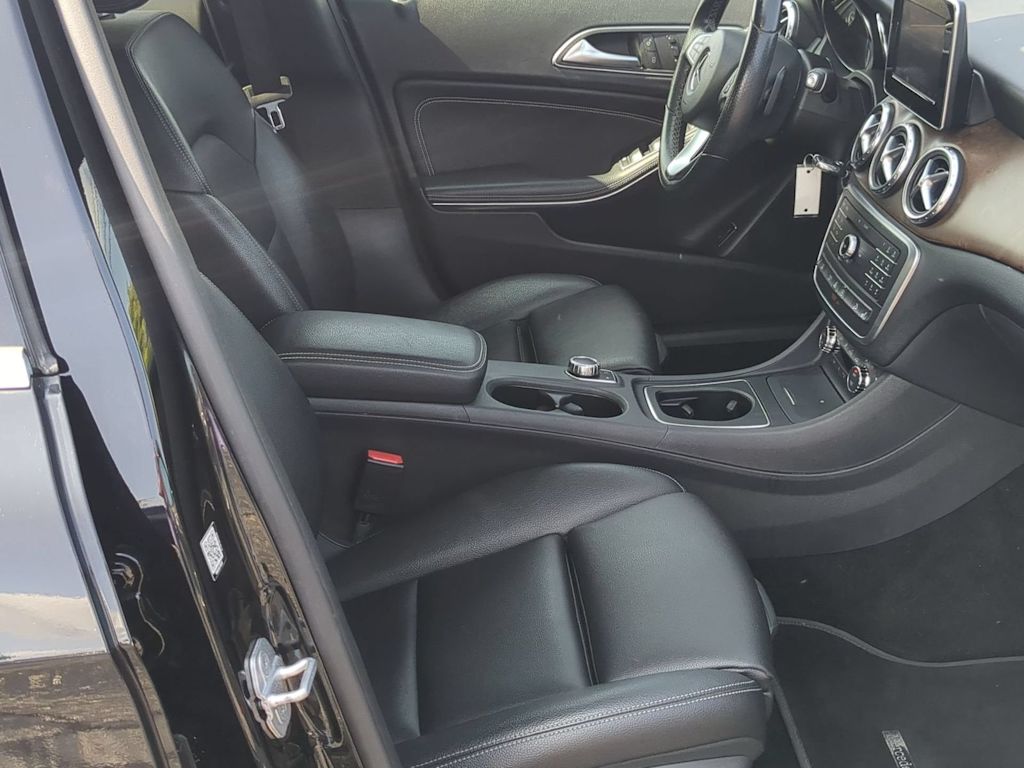 Thumbnail: 2016 Mercedes-Benz GLA - 11