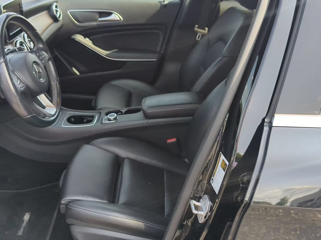 Thumbnail: 2016 Mercedes-Benz GLA - 10