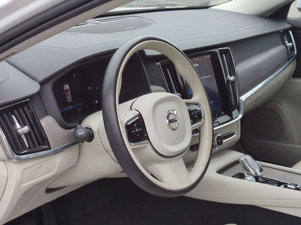 Thumbnail: 2023 Volvo V90 - 2