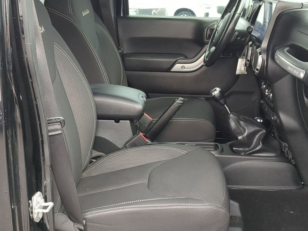 Thumbnail: 2017 Jeep Wrangler - 11