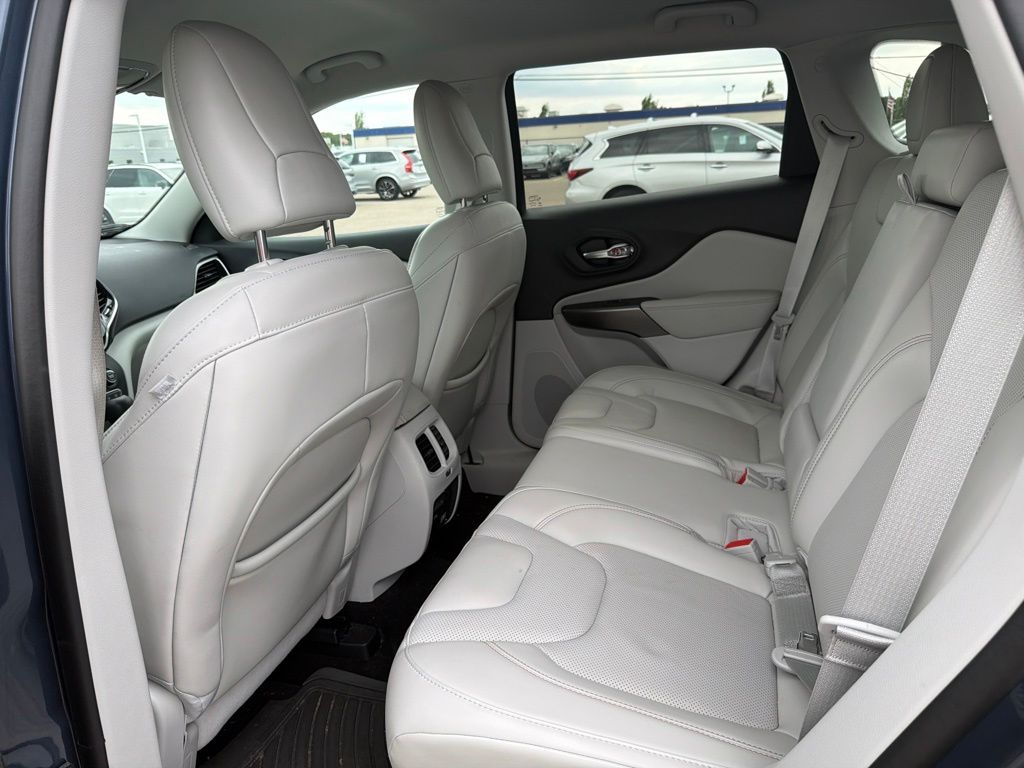 Thumbnail: 2020 Jeep Cherokee - 11