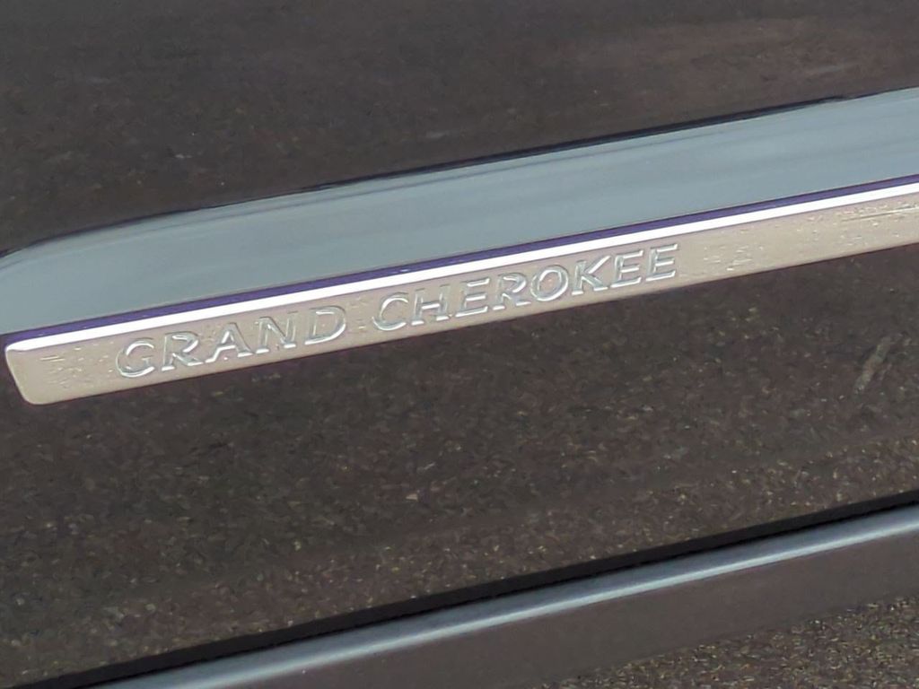 Thumbnail: 2012 Jeep Grand Cherokee - 25