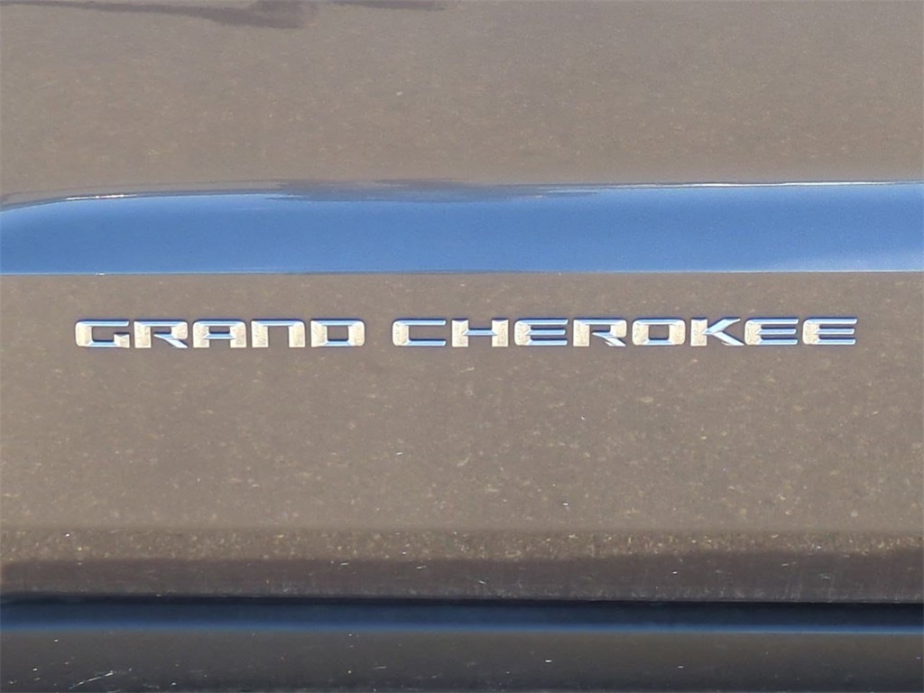 Thumbnail: 2015 Jeep Grand Cherokee - 17