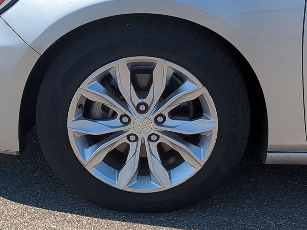 Thumbnail: 2019 Chevrolet Malibu - 8