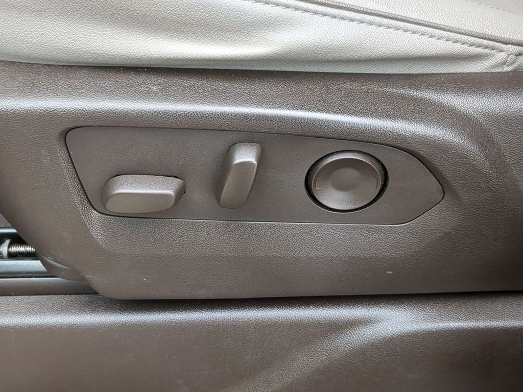 Thumbnail: 2023 GMC Yukon XL - 25