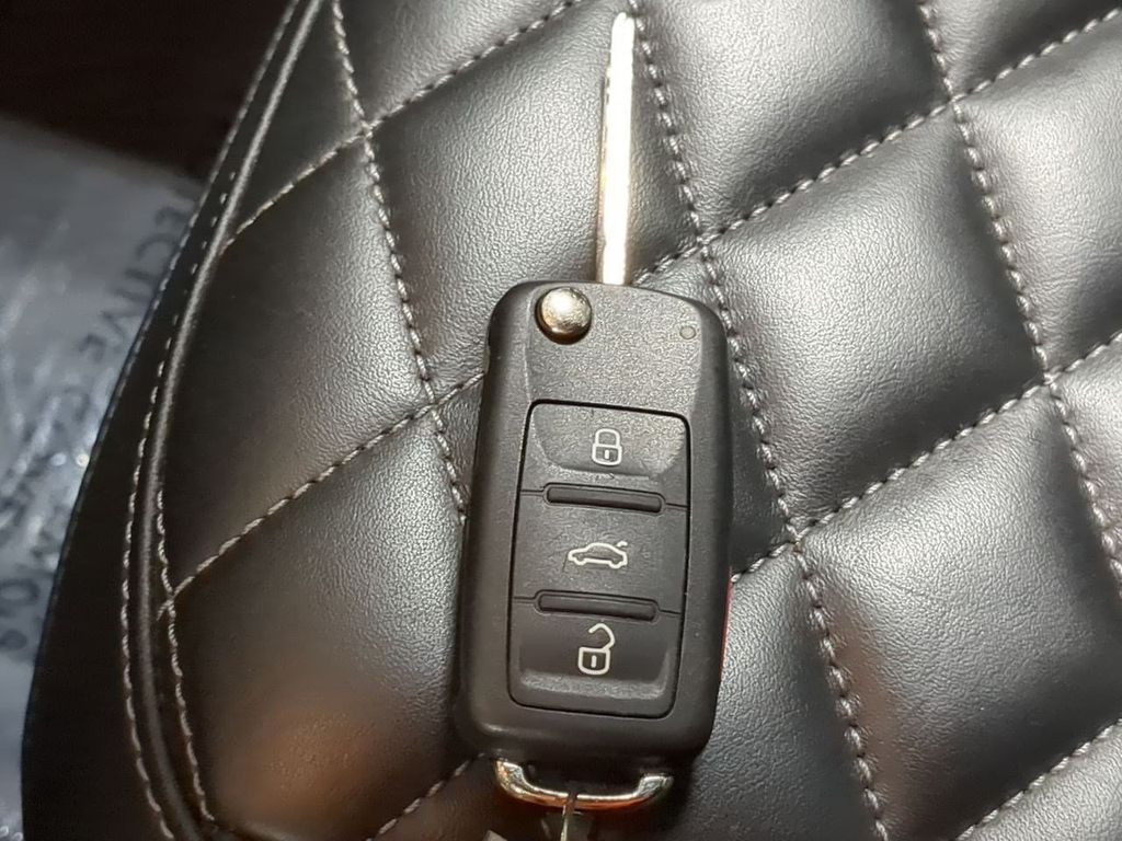 Thumbnail: 2019 Volkswagen Beetle - 31