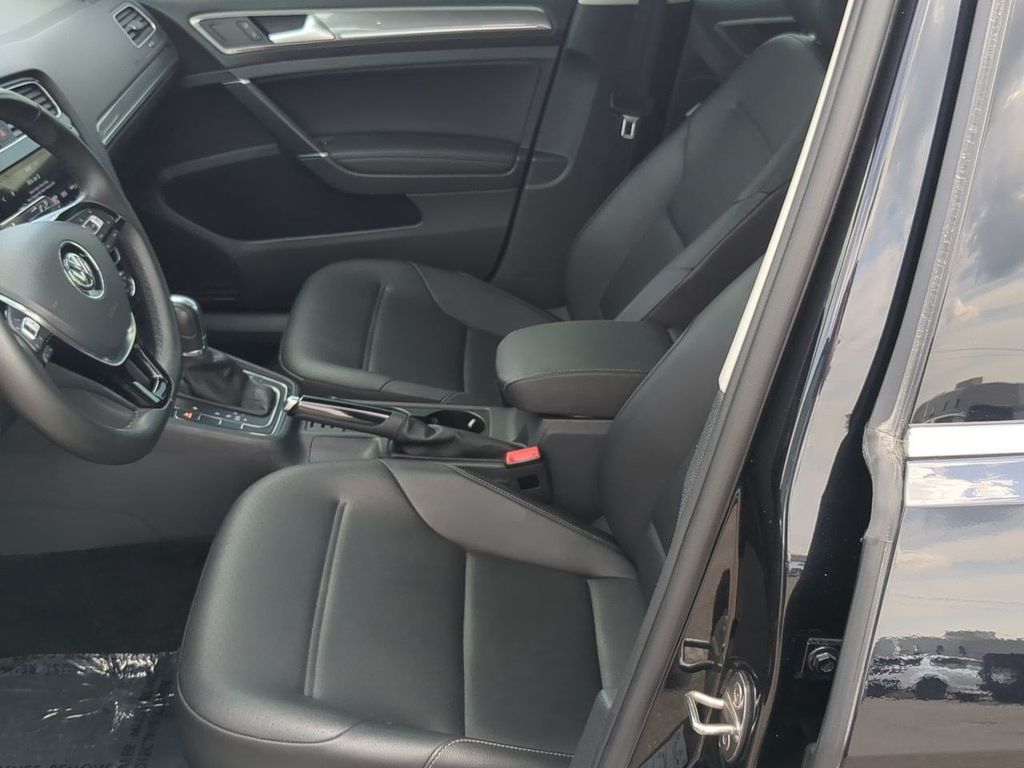 Thumbnail: 2019 Volkswagen Golf - 10