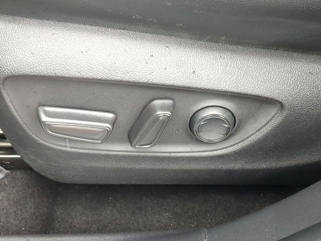 Thumbnail: 2023 Toyota Highlander - 24