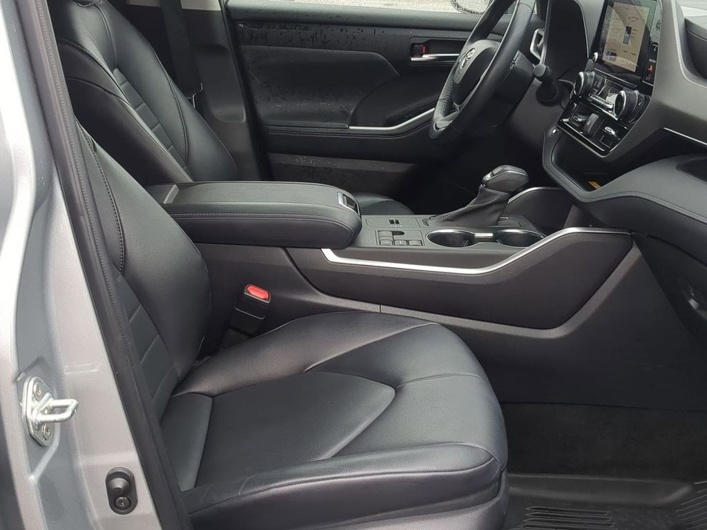 Thumbnail: 2023 Toyota Highlander - 11