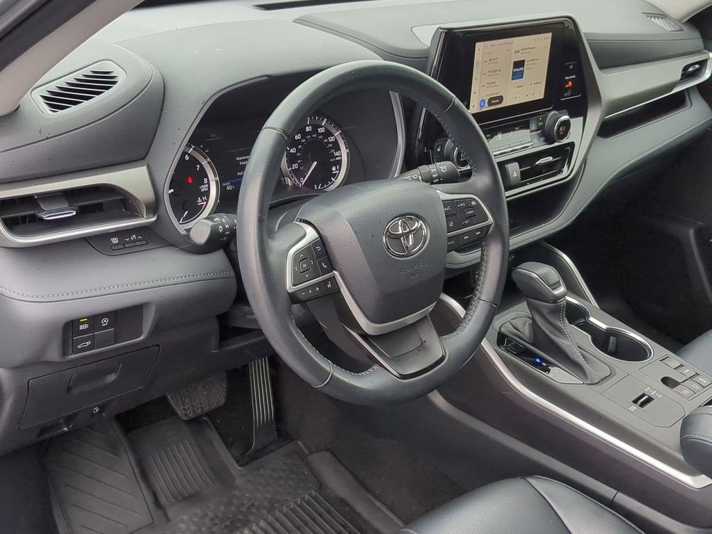 Thumbnail: 2023 Toyota Highlander - 2