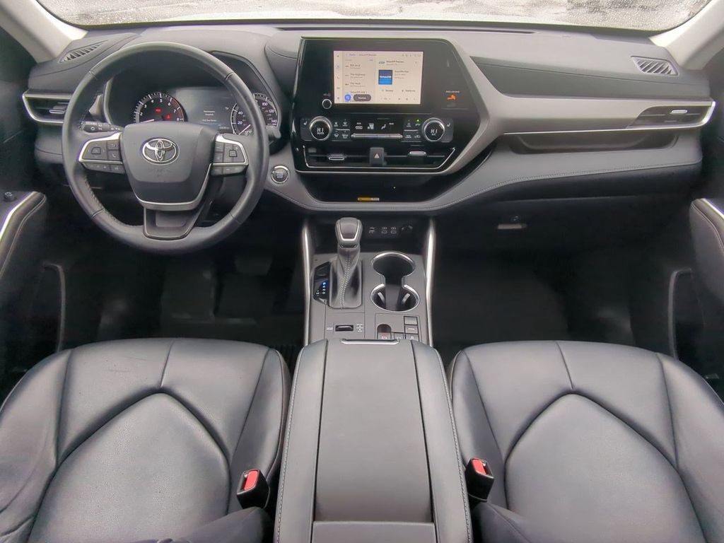 Thumbnail: 2023 Toyota Highlander - 9