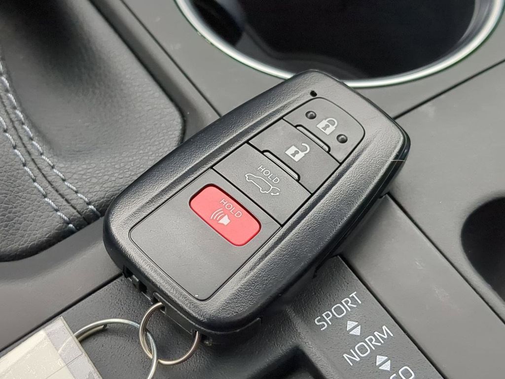 Thumbnail: 2023 Toyota Highlander - 18