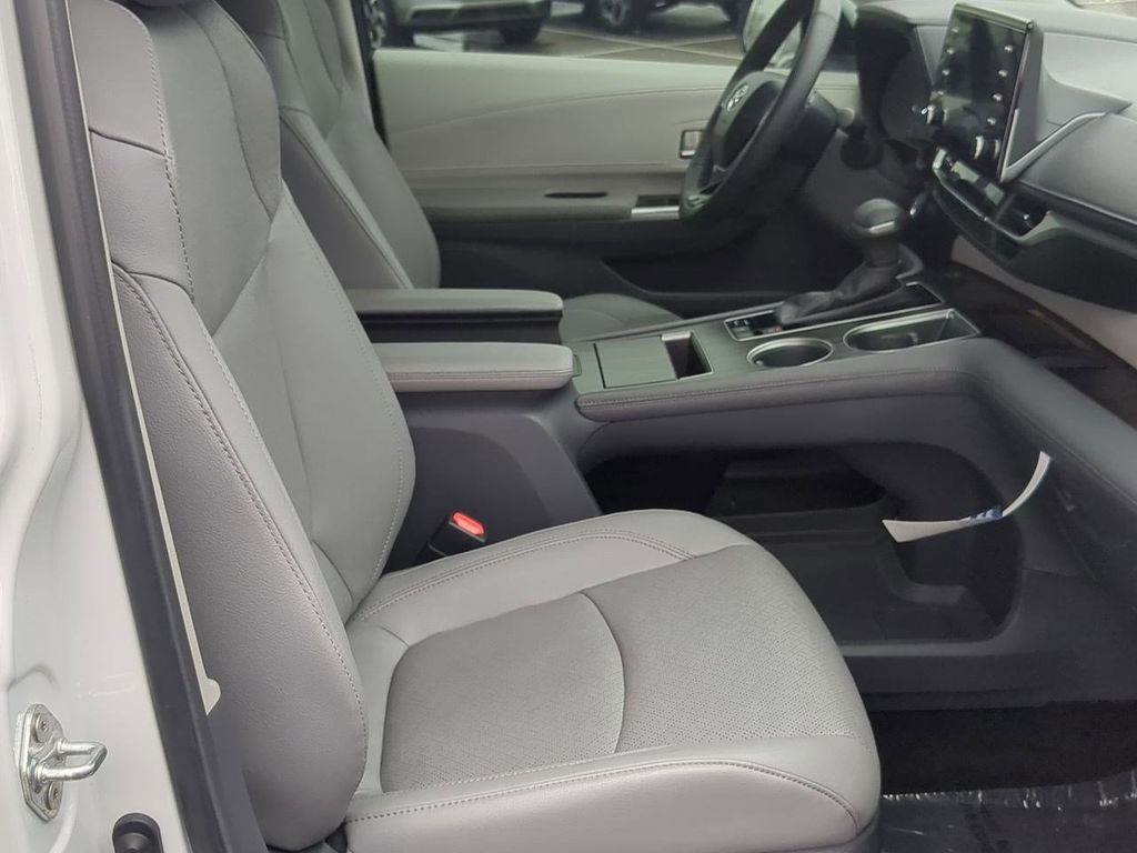 Thumbnail: 2023 Toyota Sienna - 11