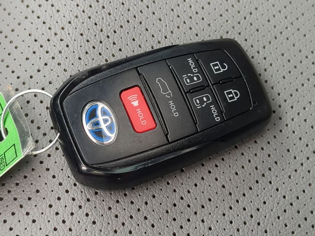 Thumbnail: 2023 Toyota Sienna - 33