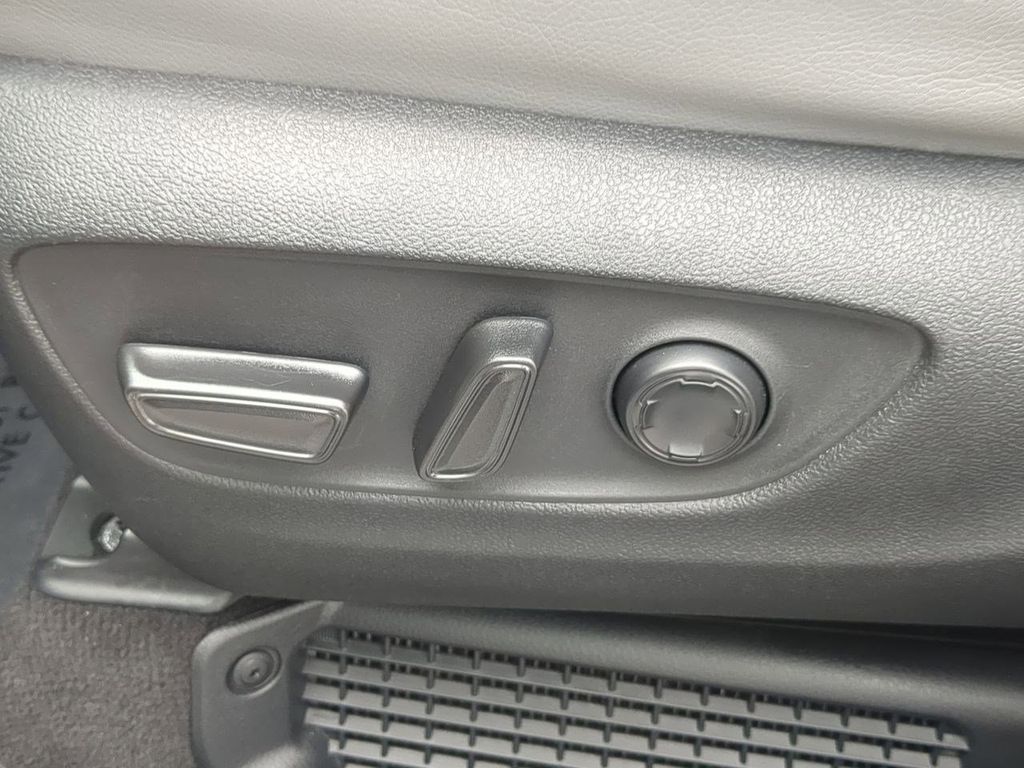 Thumbnail: 2023 Toyota Sienna - 24