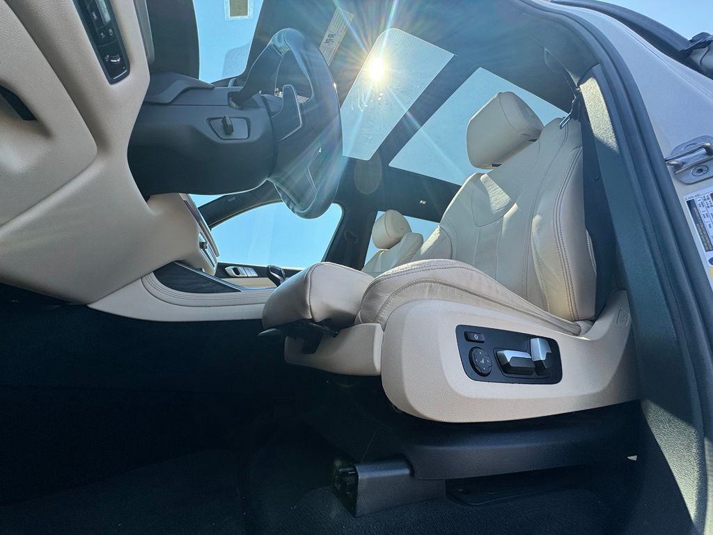 Thumbnail: 2021 BMW X7 - 26