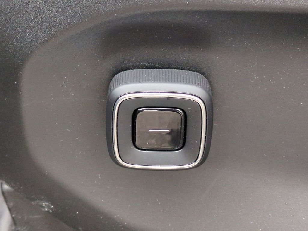 Thumbnail: 2025 Volvo EX90 - 25