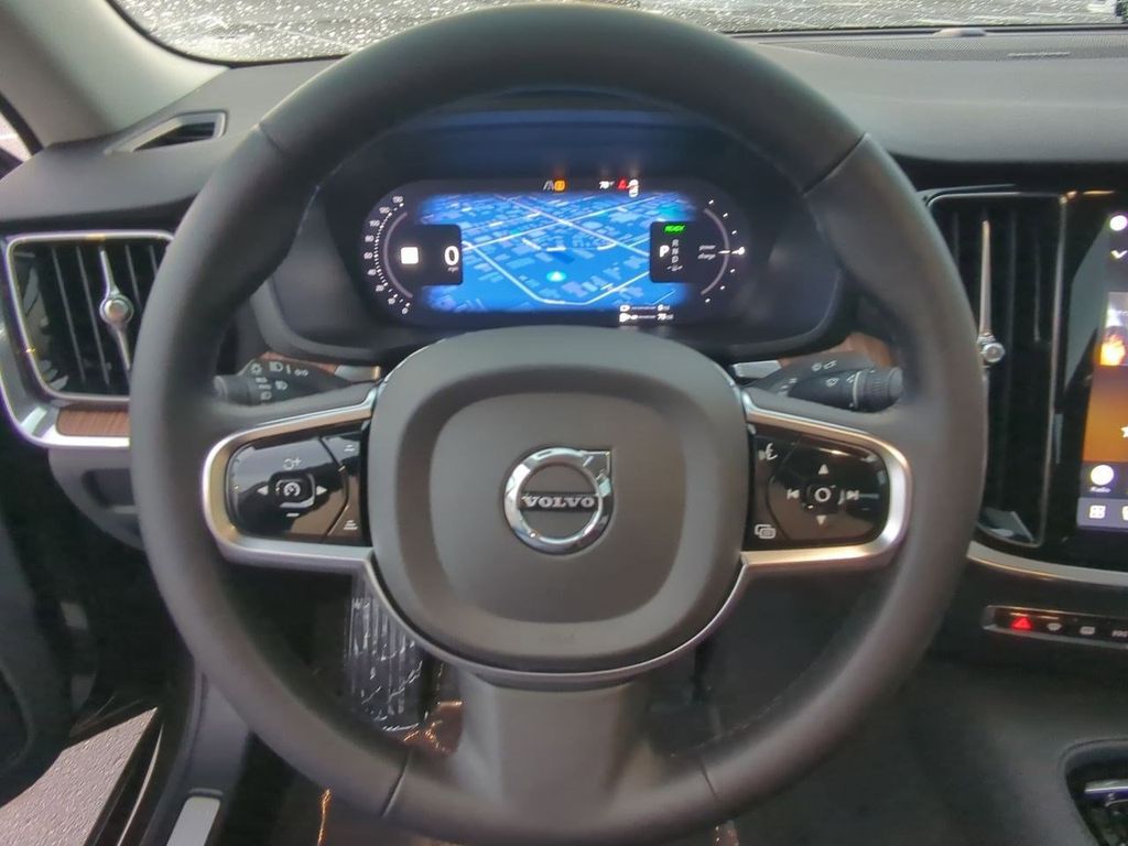 Thumbnail: 2025 Volvo S60 - 13