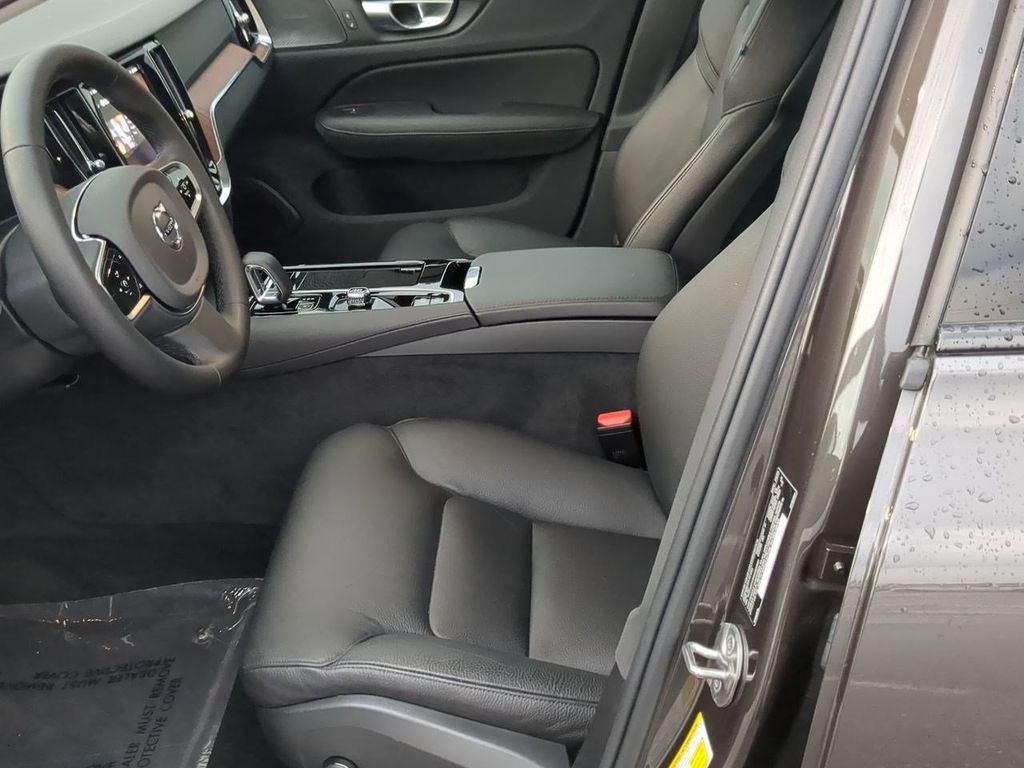 Thumbnail: 2025 Volvo S60 - 10