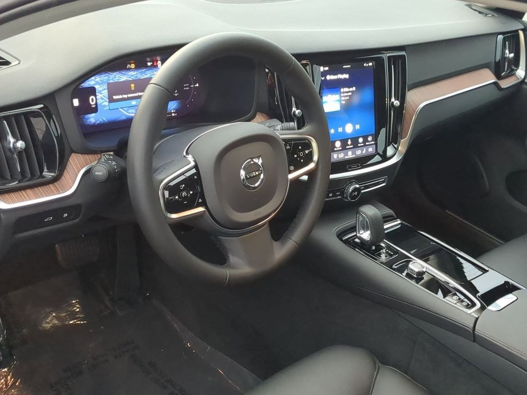 Thumbnail: 2025 Volvo S60 - 2