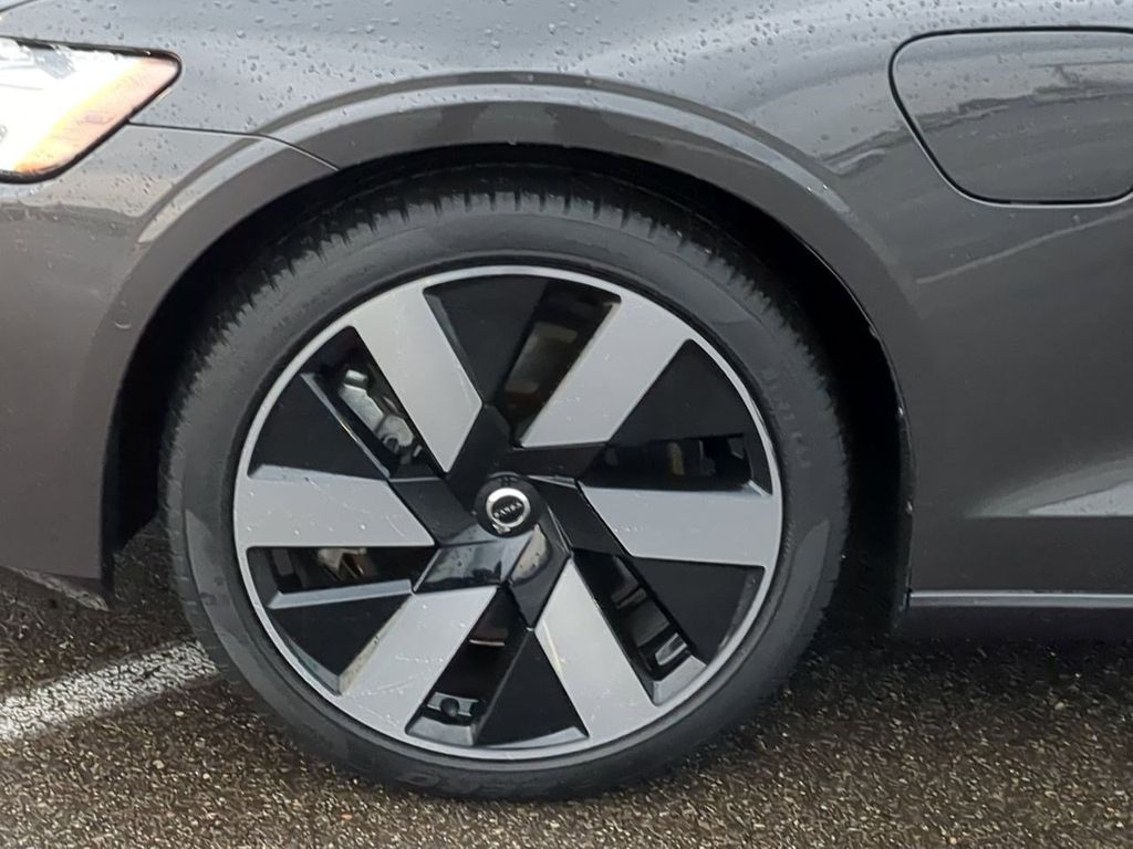 Thumbnail: 2025 Volvo S60 - 8