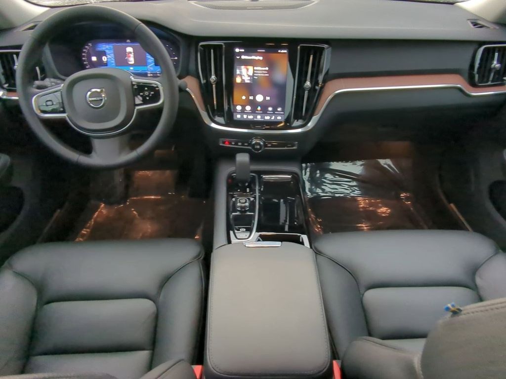 Thumbnail: 2025 Volvo S60 - 9