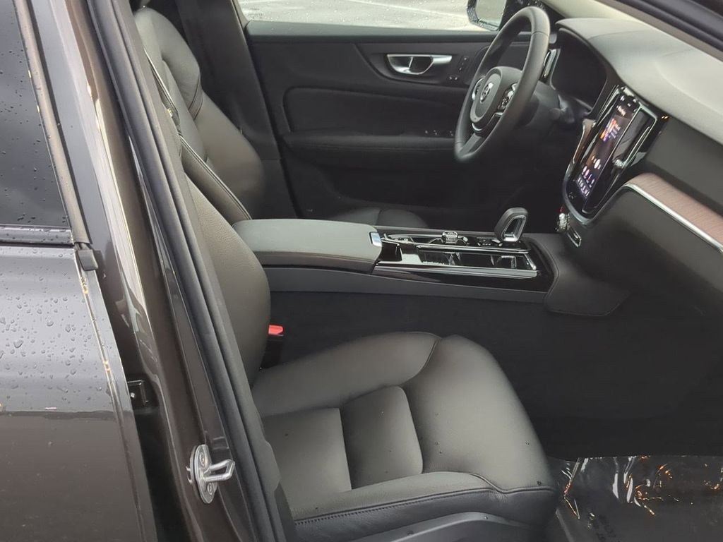 Thumbnail: 2025 Volvo S60 - 11