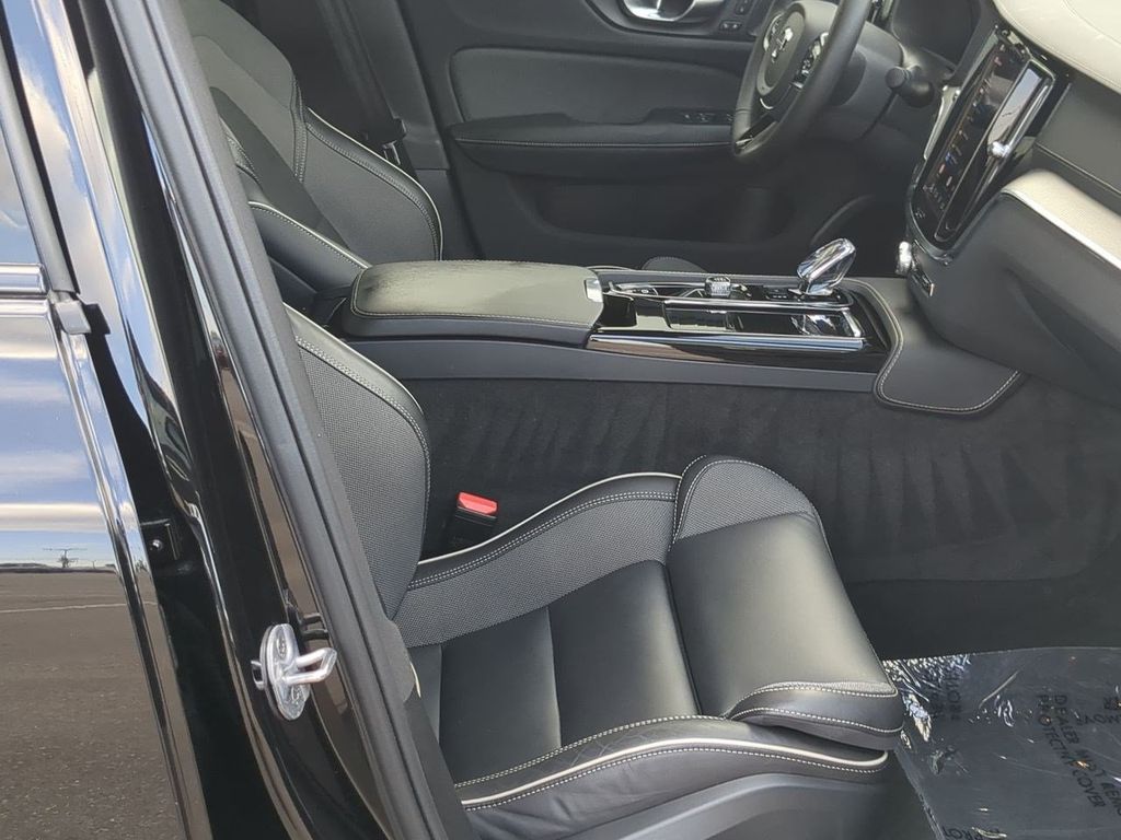 Thumbnail: 2024 Volvo S60 - 11