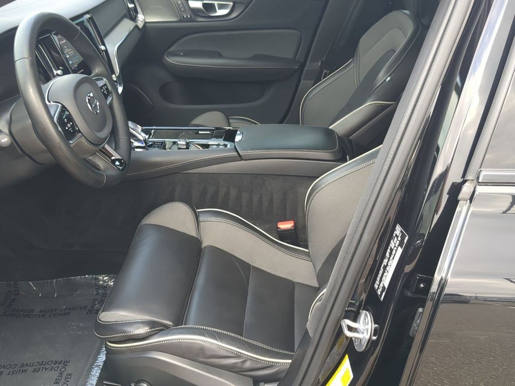 Thumbnail: 2024 Volvo S60 - 10