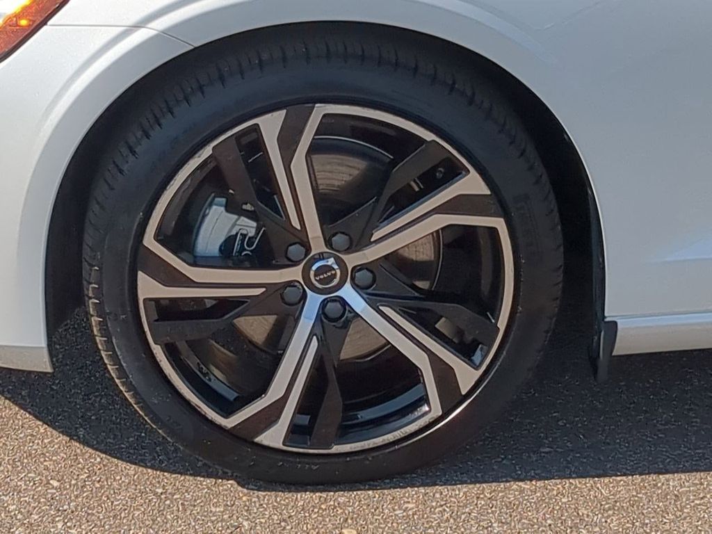Thumbnail: 2024 Volvo S60 - 8
