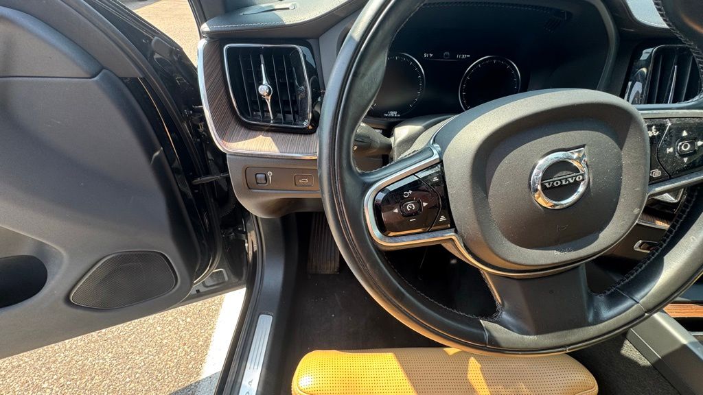 Thumbnail: 2019 Volvo XC60 - 2