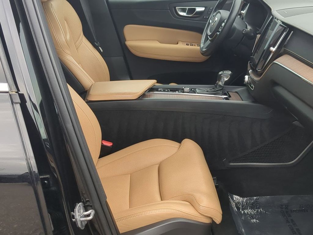 Thumbnail: 2019 Volvo XC60 - 11