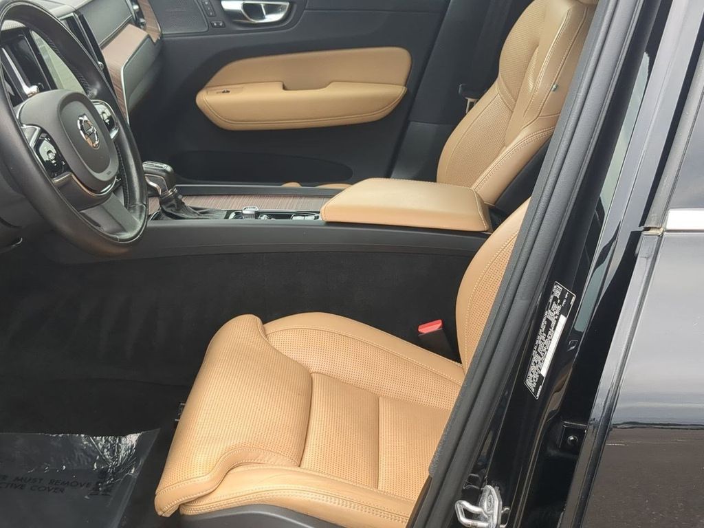 Thumbnail: 2019 Volvo XC60 - 10