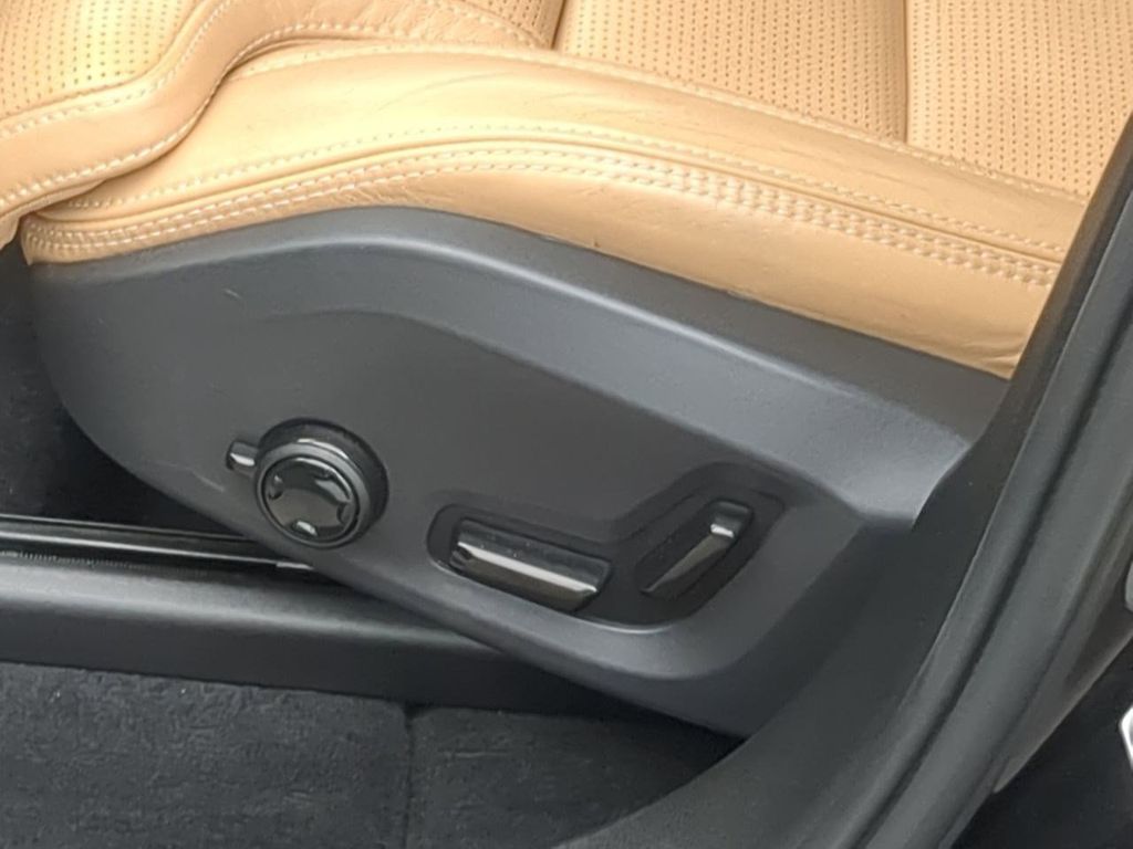 Thumbnail: 2019 Volvo XC60 - 24