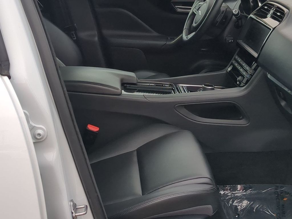 Thumbnail: 2020 Jaguar F-Pace - 11